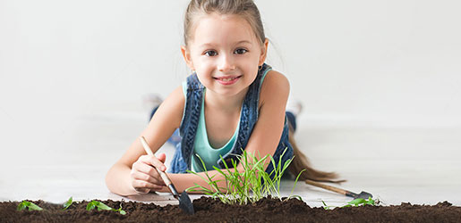 Mädchen hilft bei Gartenarbeit